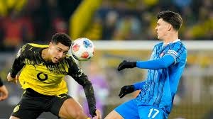 为什么外野手判断长打飞球时需要通过听觉辅助测算距离